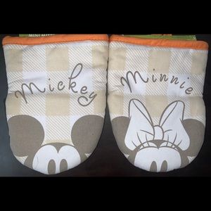 BRAND NEW 2 PACK OF OVERSIZED MINI MOUSE MITTS